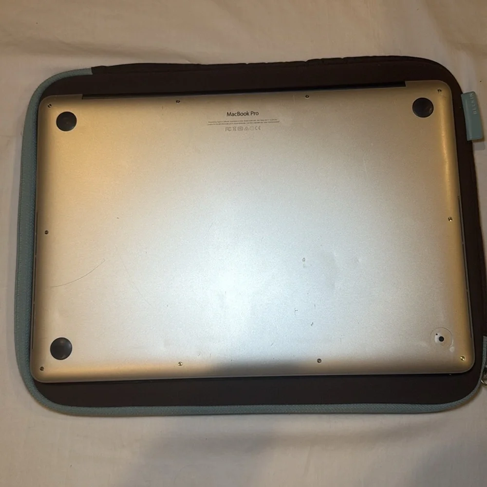 Belkin Neoprene Brown and Blue Laptop Zipper Case Fits 15in Laptops EUC